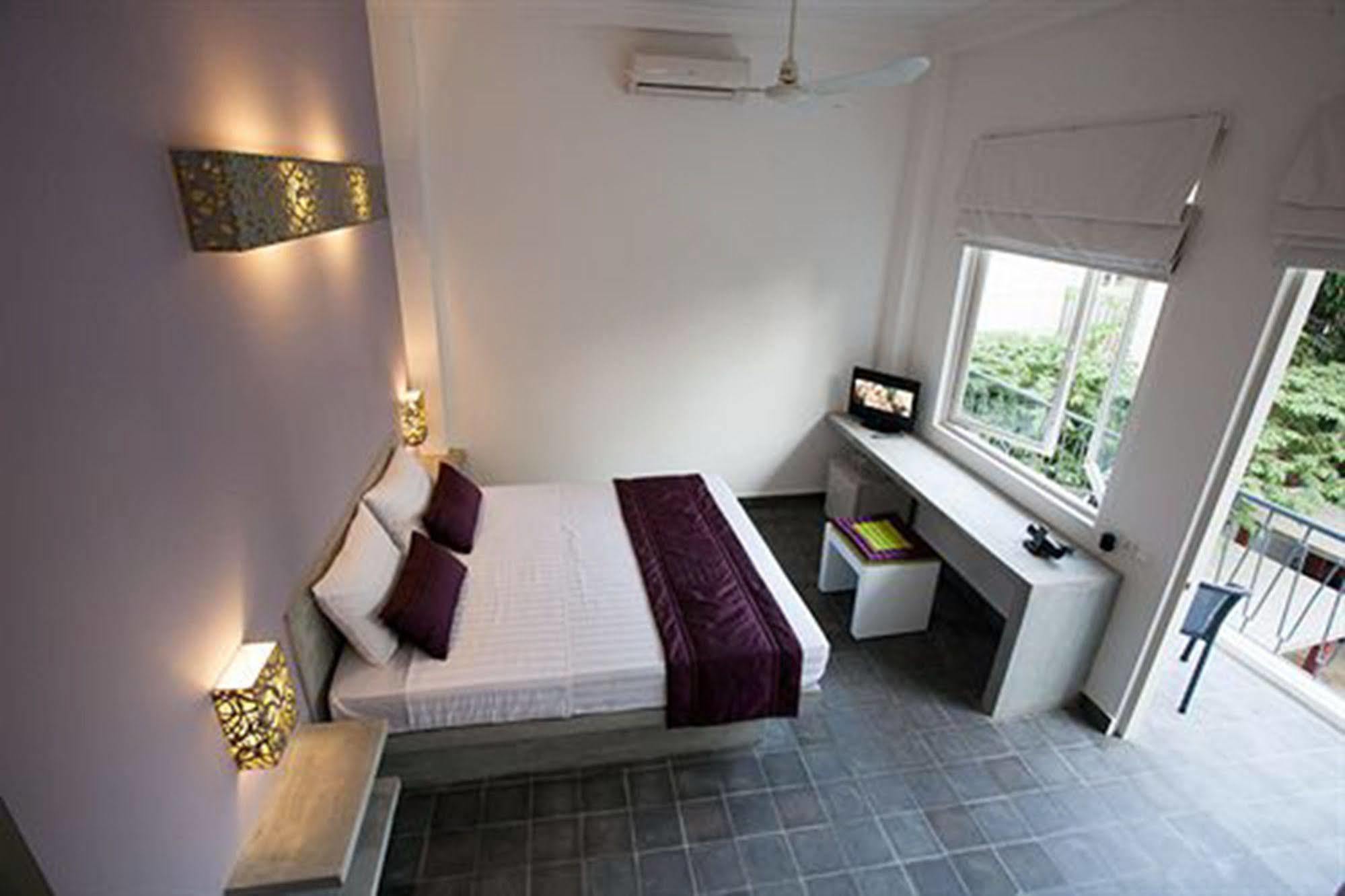 The 252 Hotel Phnom Pen Exterior foto