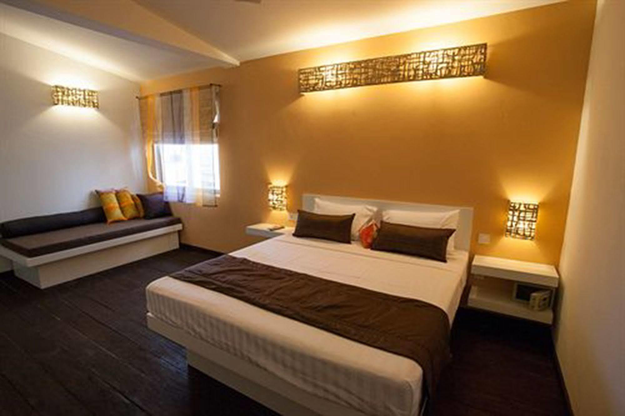 The 252 Hotel Phnom Pen Exterior foto