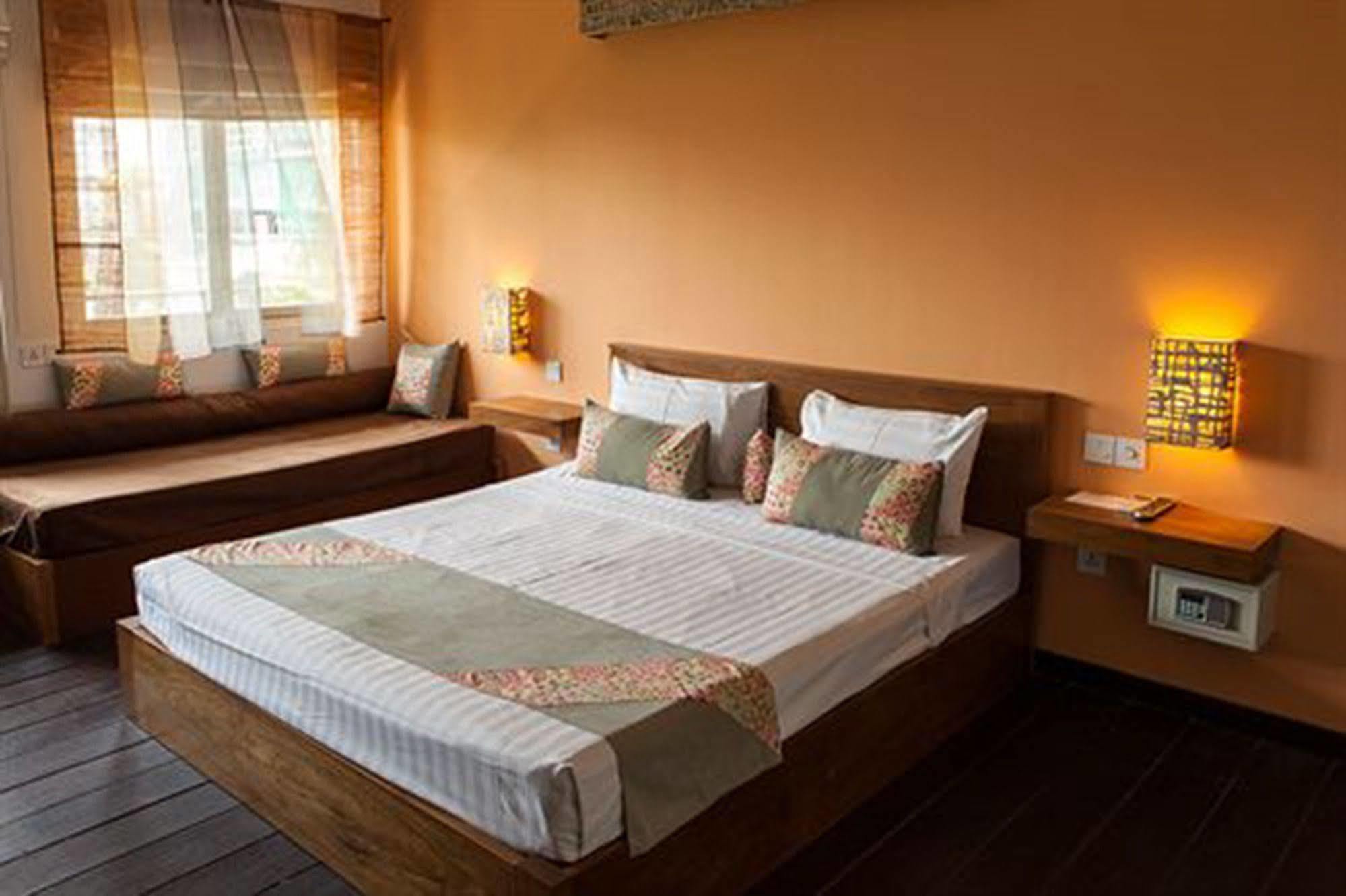 The 252 Hotel Phnom Pen Exterior foto