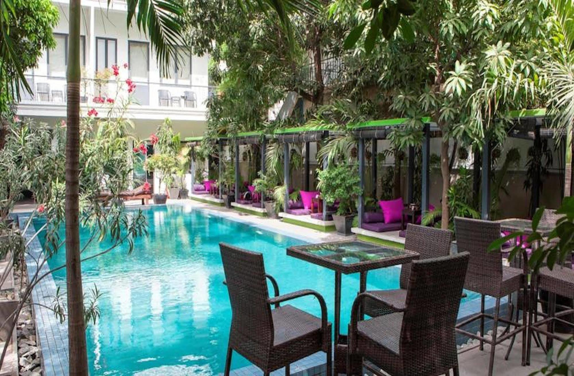 The 252 Hotel Phnom Pen Exterior foto