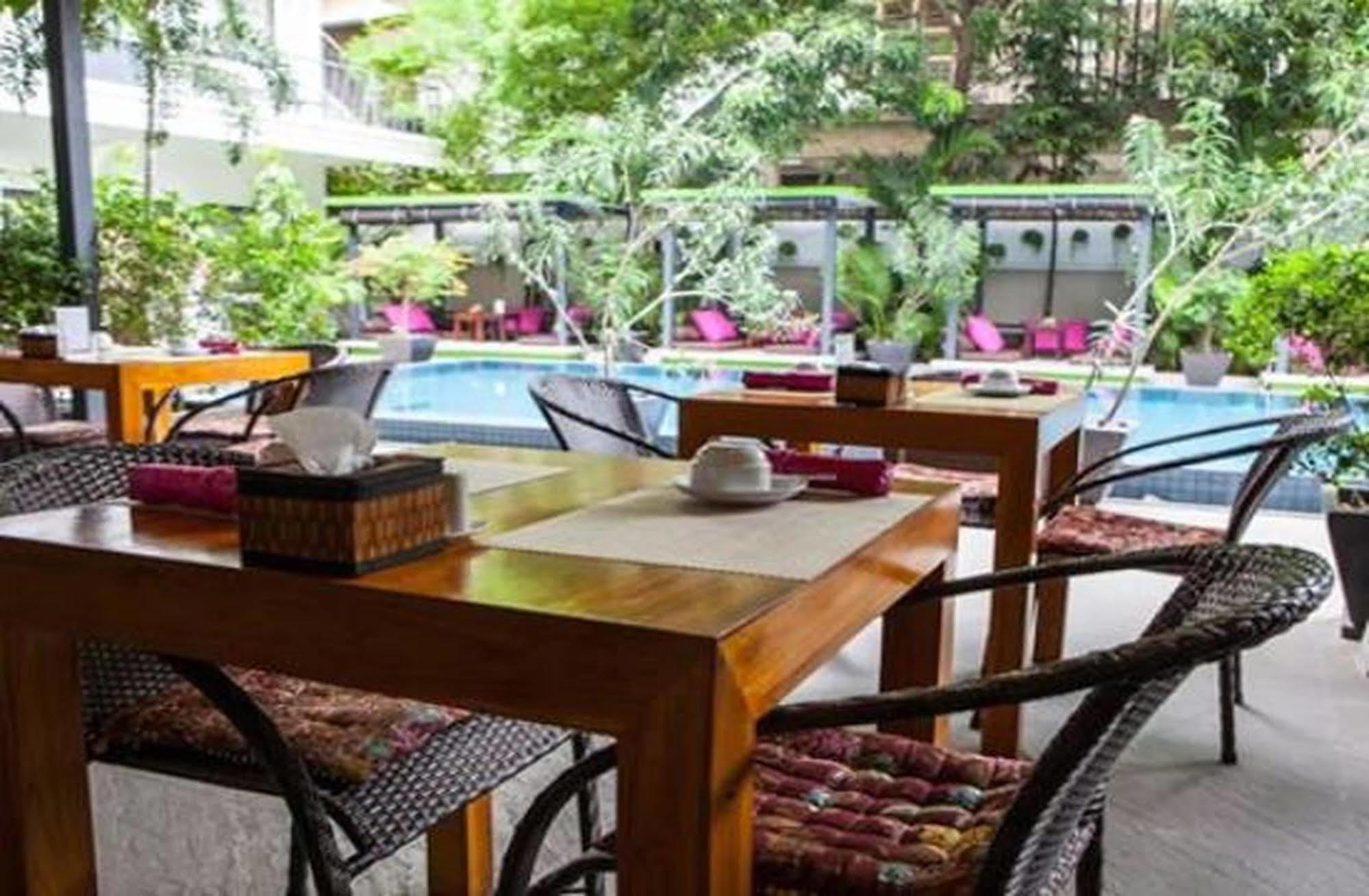 The 252 Hotel Phnom Pen Exterior foto