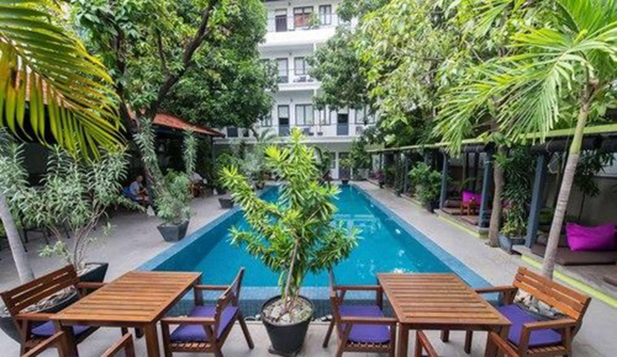 The 252 Hotel Phnom Pen Exterior foto