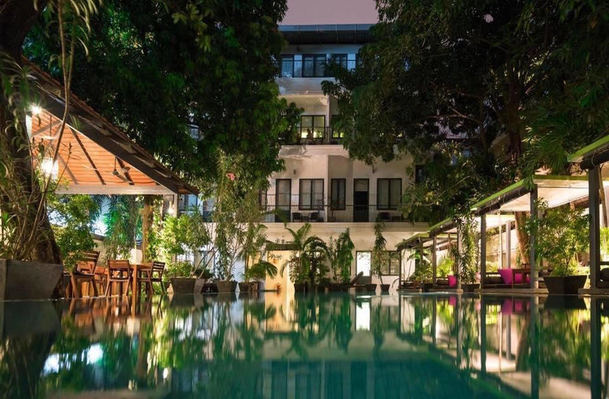 The 252 Hotel Phnom Pen Exterior foto